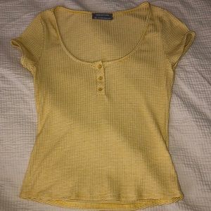 White & yellow stripped tee